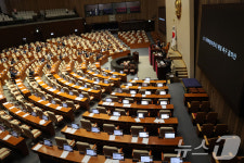 '5·18 폄훼논란' 이진숙 제명촉구 결의안 與주도 본회의 통과