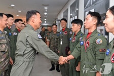 전투비행단 조종사 격려하는 진영승 합참의장