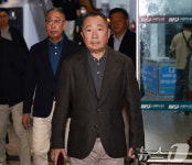 두산 박정원 회장·박지원 부회장, 네팔 도착