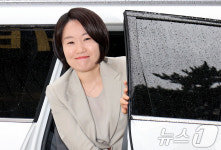 밝은 표정으로 출근하는 이소영 중기부 장관 후보자