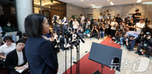 용혜인, '겸직 논란' 속 첫 출근