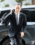 백팩 메고 인사 청문회 사무실 출근하는 이형일 경제부총리 후보