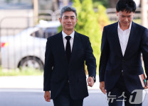 첫 출근하는 강신철 국방장관 후보자