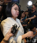 거취 압박 속 출근하는 용혜인 후보자