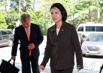 이진숙, 김민석 고소 후 첫 조사 출석