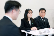 모두발언 경청하는 박기홍 최고위원