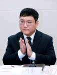 박수치는 박기홍 최고위원