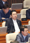 본회의장 자리한 김병기 '구속영장 청구'