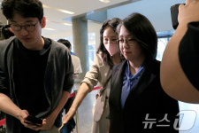 입 다문 채 출근하는 용혜인 후보자