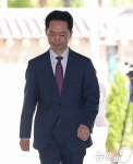 굳은 얼굴로 출근하는 김지용 중수청장 후보자