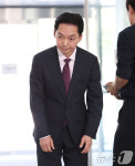 고개 숙여 인사하는 김지용 중수청장 후보자