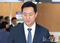 굳은 표정으로 공판 출석하는 오세훈 서울시장