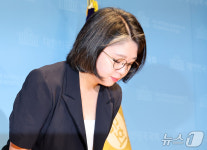 사퇴 발표 후 인사하는 용혜인 후보자