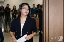 장관 후보직 사퇴 기자회견 들어서는 용혜인