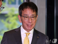 차기 KB금융 회장 후보 내정 후 첫 출근하는 이재근