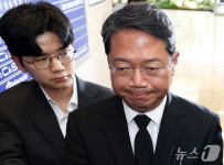굳은 표정으로 청문회 사무실 출근하는 김승원 후보