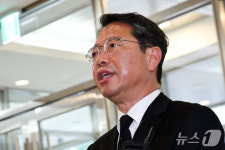 청문회 하루 앞두고 취재진 앞에 선 김승원 후보