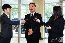 의혹 속 청문회 사무실 출근하는 김승원 후보