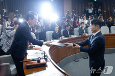 인사청문회 선서문 전달하는 김성수 대법관 후보자
