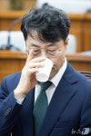 청문회 출석해 물 마시는 김성수 대법관 후보자