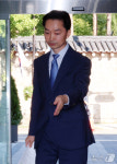 입장 발표 위해 청문회 준비 사무실 들어서는 김지용 후보자