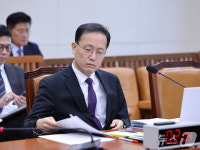 인사청문회서 자료 살펴보는 이형일 경제부총리 후보자