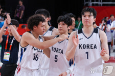 남자농구 결승 진출, 손뼉치는 이현중