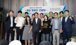 청년 영화인과 기념촬영하는 김민석