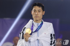 금메달 목에 건 테크볼 이준석