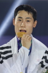 금메달 깨무는 테크볼 이준석
