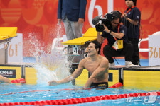 기록 확인 후 환호하는 50m 자유형 '금메달' 김영범