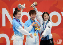 50m 배영 동메달 김승원, '다함께 하트'