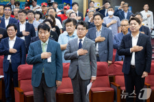 국민의례하는 진성준 국방위원장과 참석자들