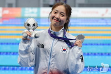 은메달 들어보이는 박시은