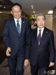 면담 위해 이동하는 이형일 경제부총리와 신현송 총재