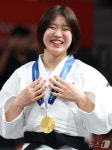 허미미, 금메달 목에 걸고 환한 미소