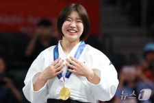 허미미, 금메달 목에 걸고 환한 미소