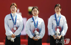 은메달 목에 건 양궁 강채영·이윤지·오예진