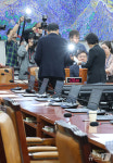 김태규 제명 촉구 결의안 투표하는 국회운영위원