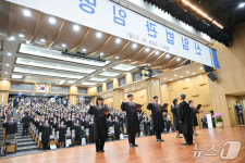 신임 법관들과 선서하는 조희대 대법원장
