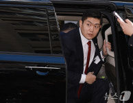 국감 첫날 경찰 출석한 김재섭 의원