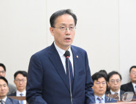 [국감] 인사말 하는 이형일 부총리