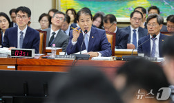 [국감] 의원 질의에 답하는 권오을 장관