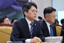 [국감] 홍지선 장관, 의원 질의에 답변