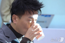 [국감] 물 마시는 박진영 위원장