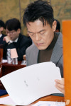 [국감] 자료 살펴보는 박진영 위원장