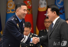 [국감] 김병주 간사와 악수하는 진영승 합참의장