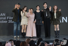 '여전히 찬란하게' 영화 주역들과 무대 인사하는 김혜자