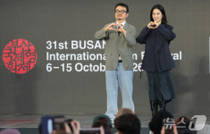 연상호 감독·김현주, BIFF에 사랑바이러스 전파