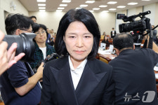 [국감] 제척 의결돼 회의장 나서는 이진숙 의원